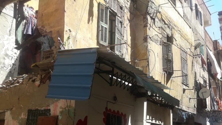 إزالة الأجزاء الخطرة بحي غرب بالإسكندرية