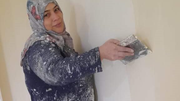 وش نظافة وتأسيس.. أم ولاء نقاشة ديكور ومربية أجيال