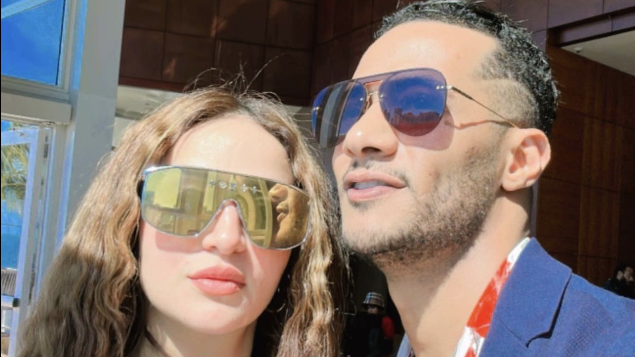 محمد رمضان برفقه زوجته