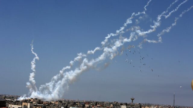 بعد ضرب إسرائيل بصواريخ.. سقوط إصابات في الغلاف