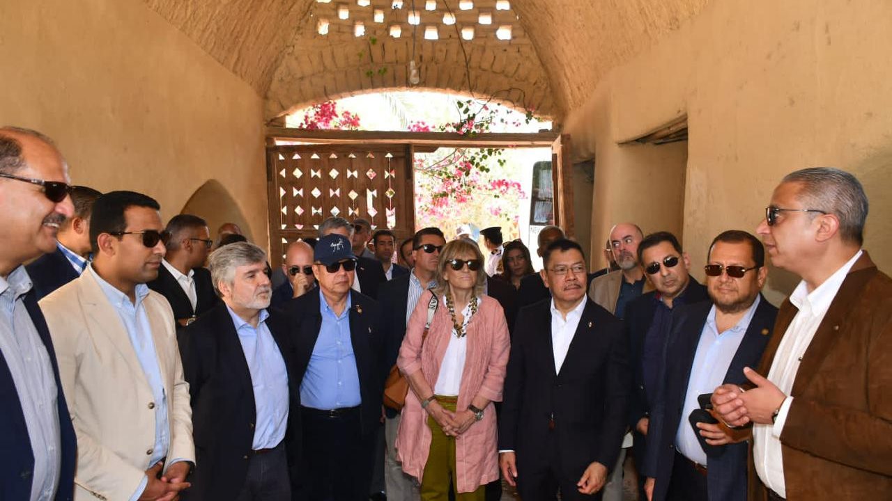 محافظ الفيوم أثناء الجولة