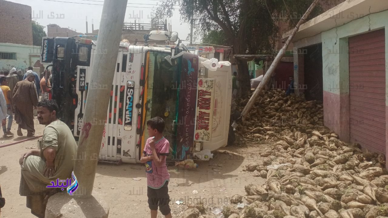 إنقلاب سيارة نقل محملة ب 40 طن بنجر في أسيوط 