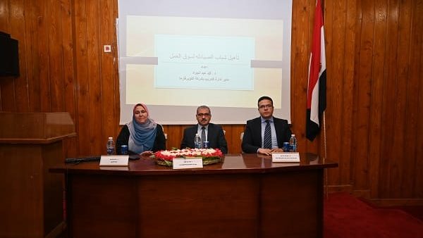 عميد كلية الصيدلة أثناء اللقاء