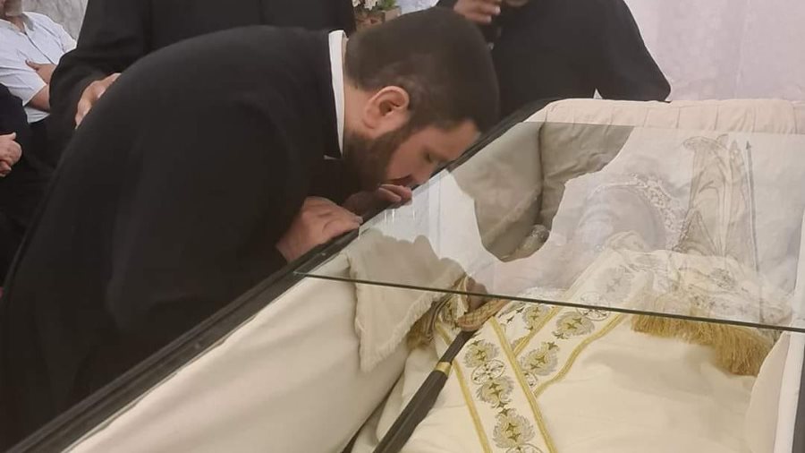 إلقاء نظرة الوداع على جثمان المطران الشرفي بأسيوط 