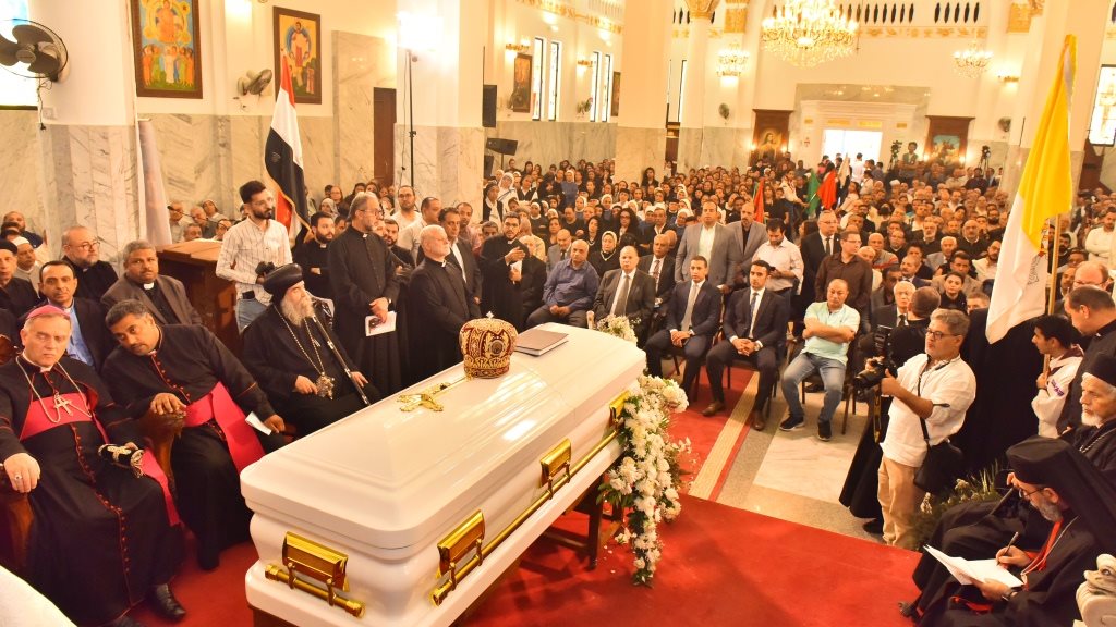 صلاة الجنازة على جثمان المطران الشرفي لإيبارشية أسيوط 