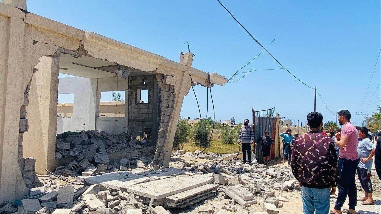 لحظة تدمير طيران الاحتلال لمنزل عائلة فلسطينية