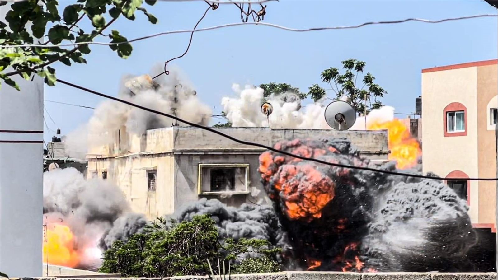 غارة جوية إسرائيلية تدمر منزلاً لعائلة فلسطينية غارة جوية إسرائيلية تدمر منزلاً لعائلة فلسطينية