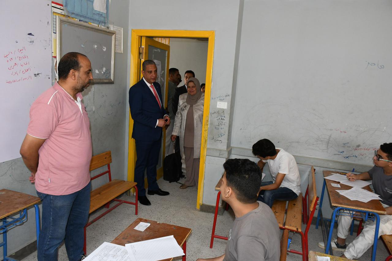 محافظ الفيوم أثناء الجولة