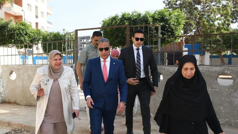 محافظ الفيوم أثناء تفقد امتحانات الاعدادية
