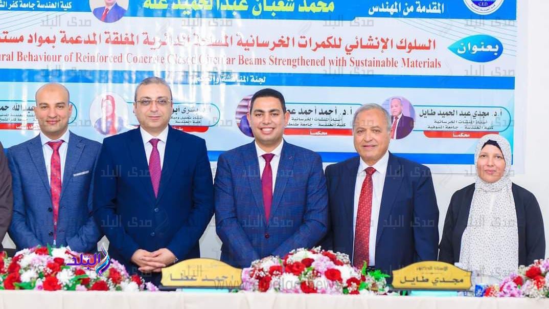 الباحث وسط لجنة الحكم والمناقشة 