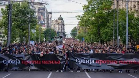 عشرات الآلاف من الصرب يحتجون ضدّ العنف في البلاد