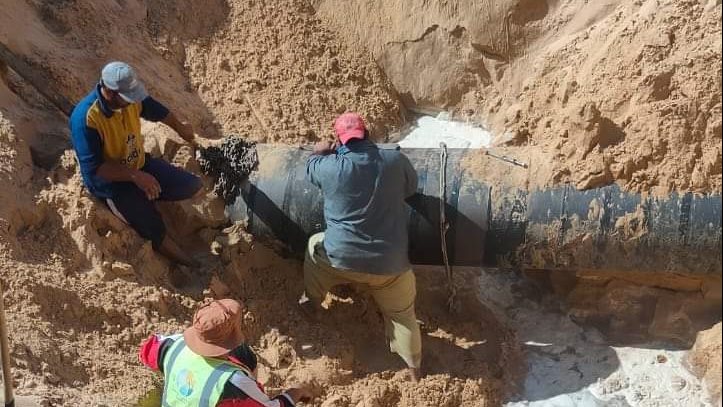 إصلاح كسر في خط المياه المغذي لمدينة العريش 