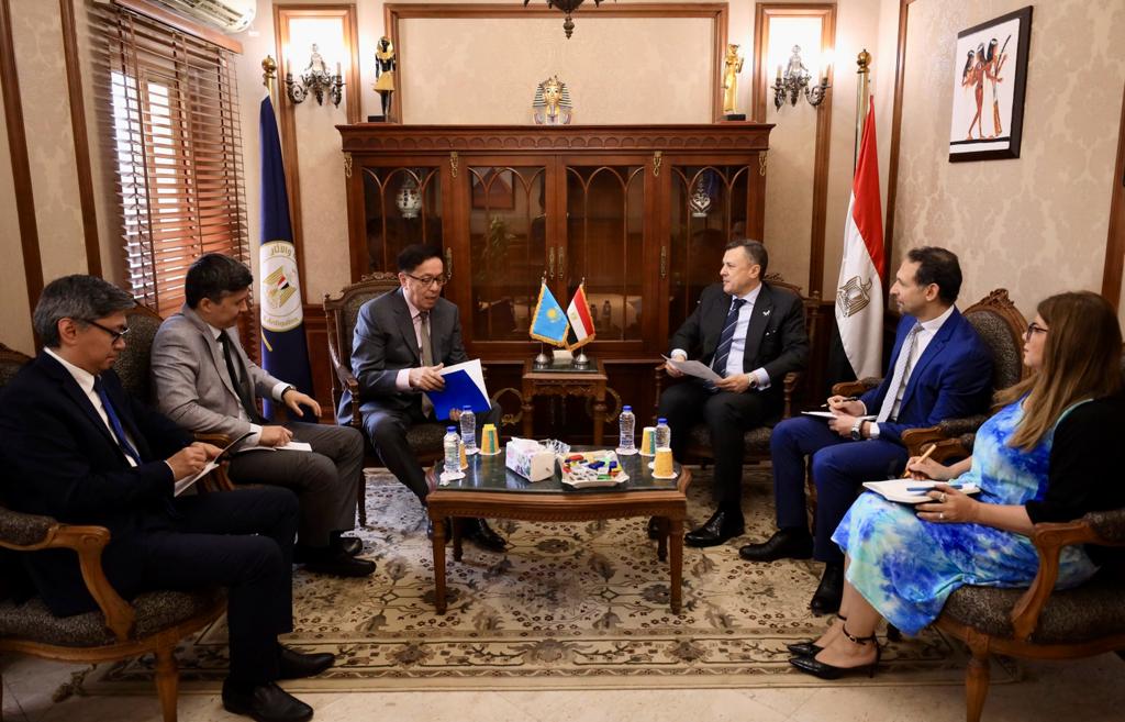 وزير السياحة والآثار مع سفير كازاخستان 