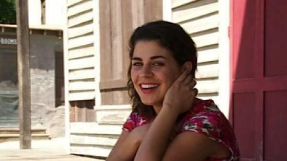  الفنانة منى هلا