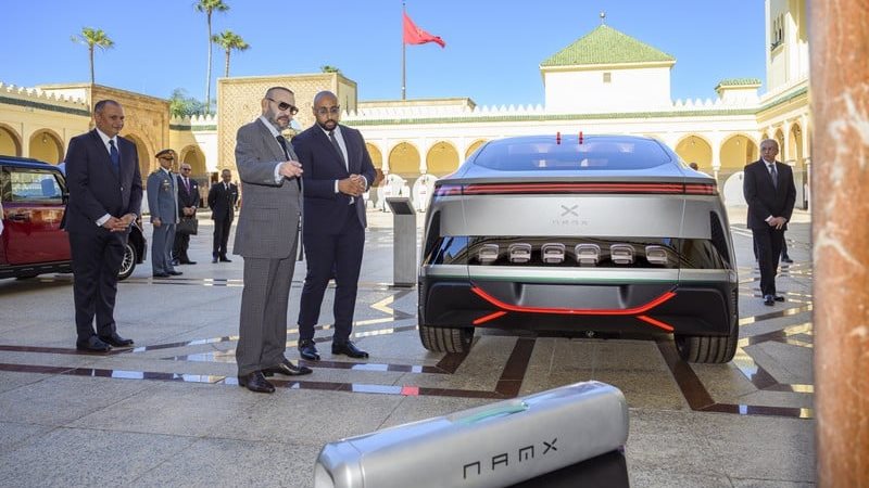 العاهل المغربى يشهد نموذج أول سيارة مغربية الصنع 
