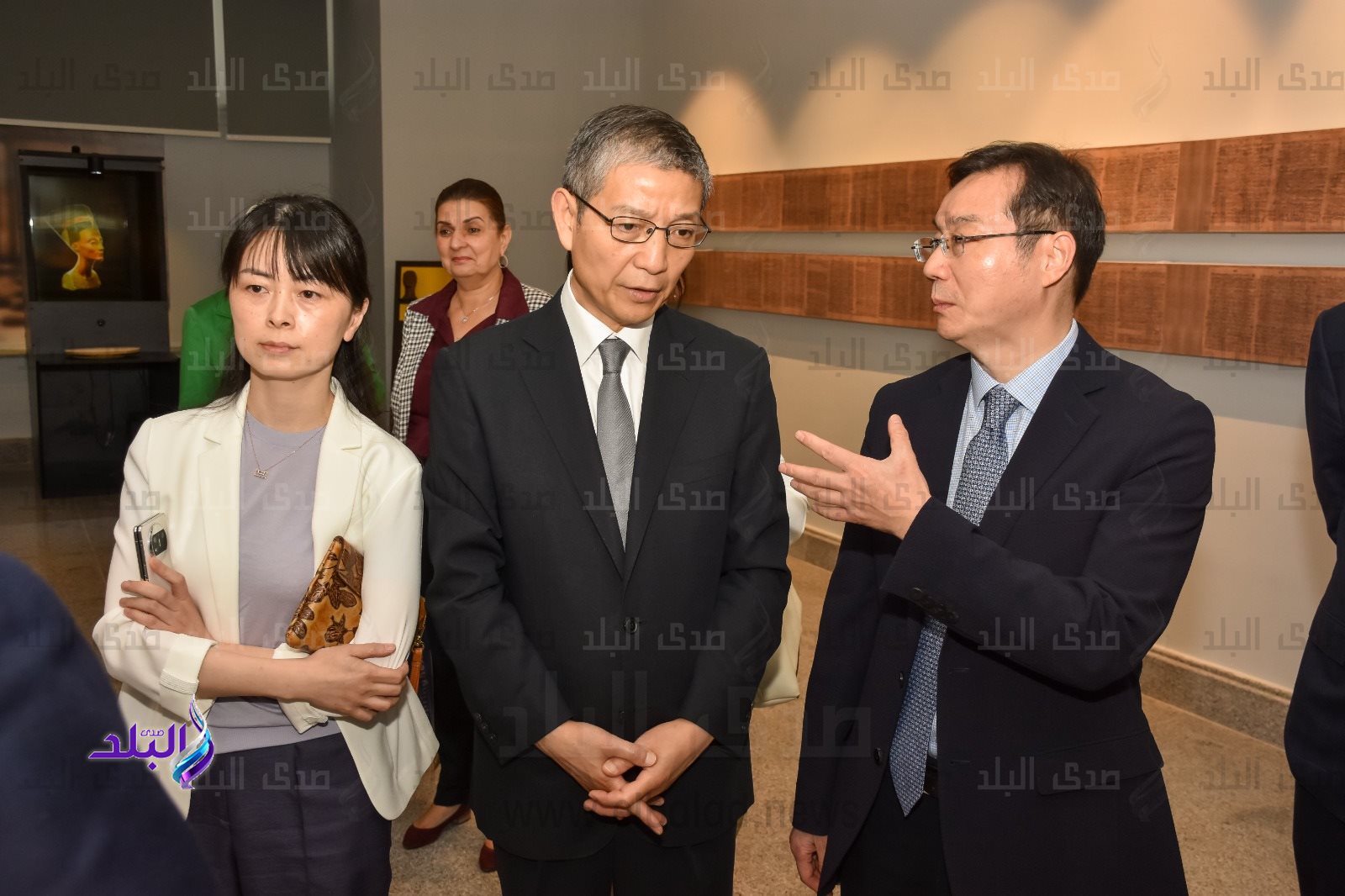 رئيس جامعة عين شمس يصطحب السفير الصيني في جولة بمتحف الزعفران3