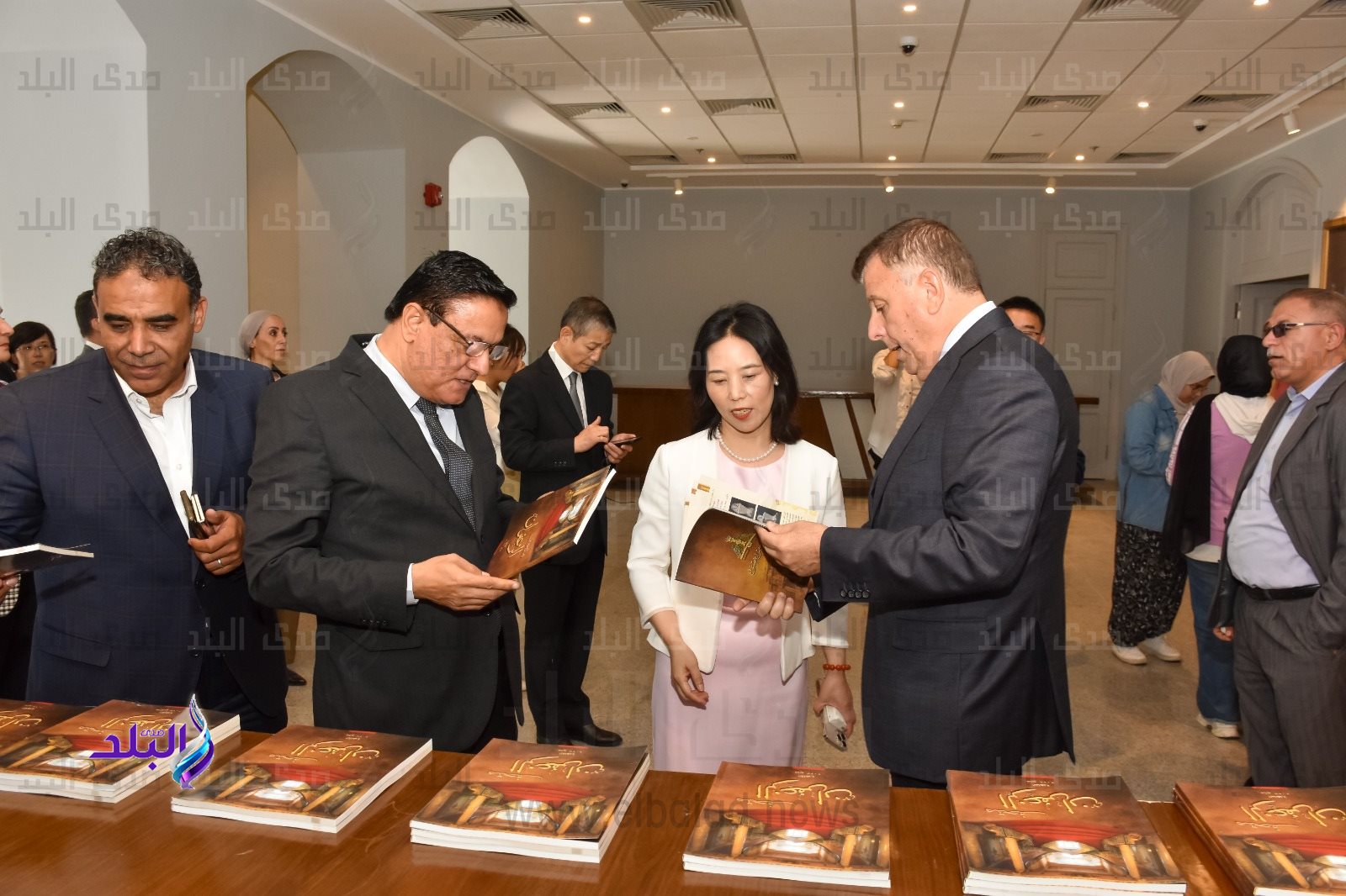 رئيس جامعة عين شمس يصطحب السفير الصيني في جولة بمتحف الزعفران1