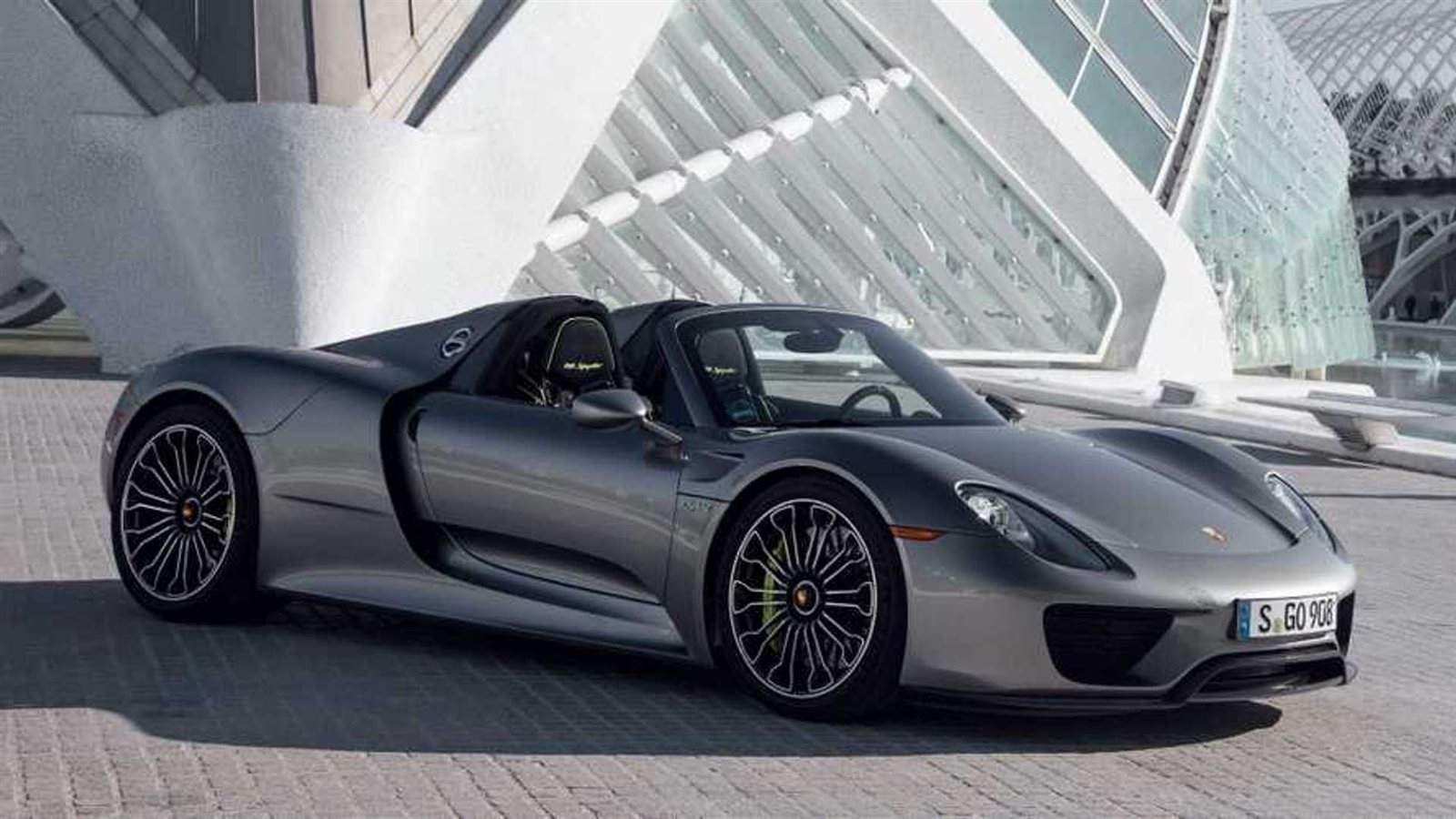 لقطات مميزة لسيارة بورشه 918 سبايدر