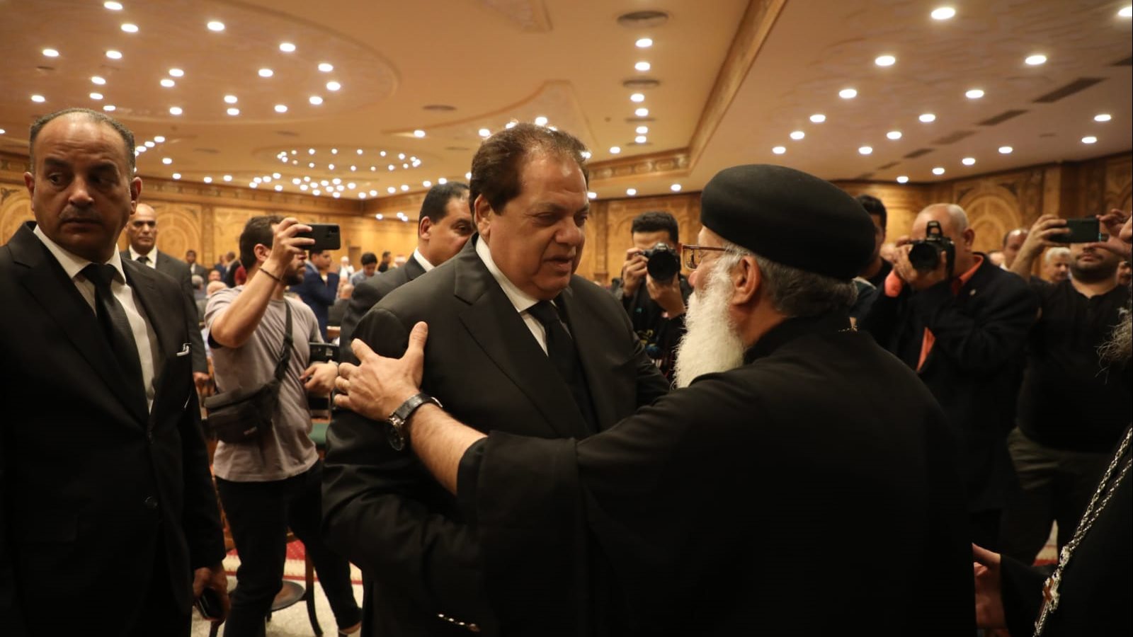 وفد من الكنيسة يشارك في عزاء  شقيق النائب محمد أبوالعينين