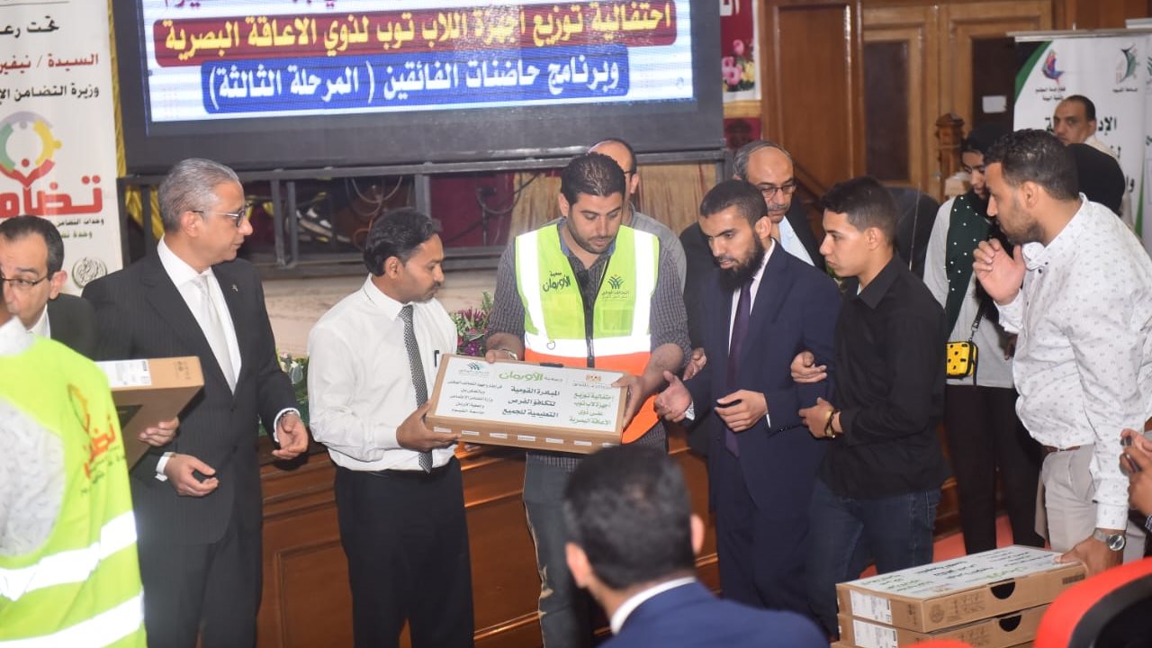 محافظ الفيوم أثناء التوزيع