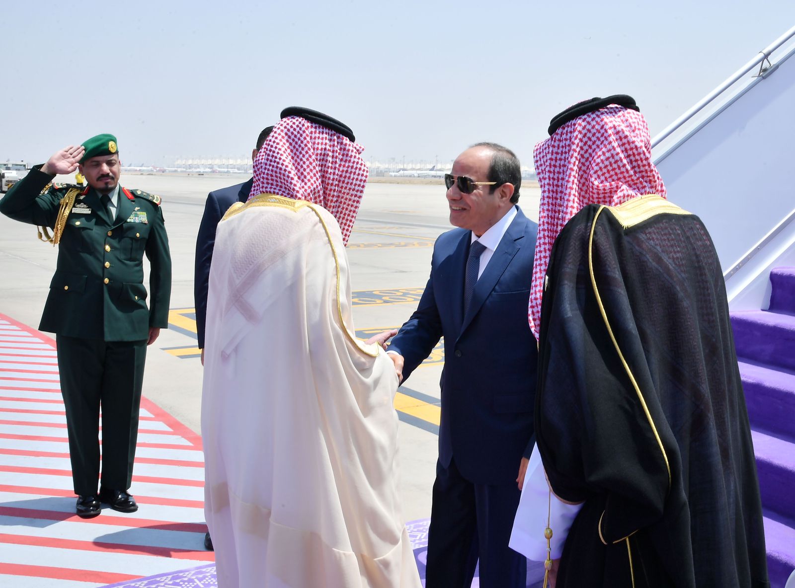 الرئيس السيسي لدى وصوله إلى السعودية 