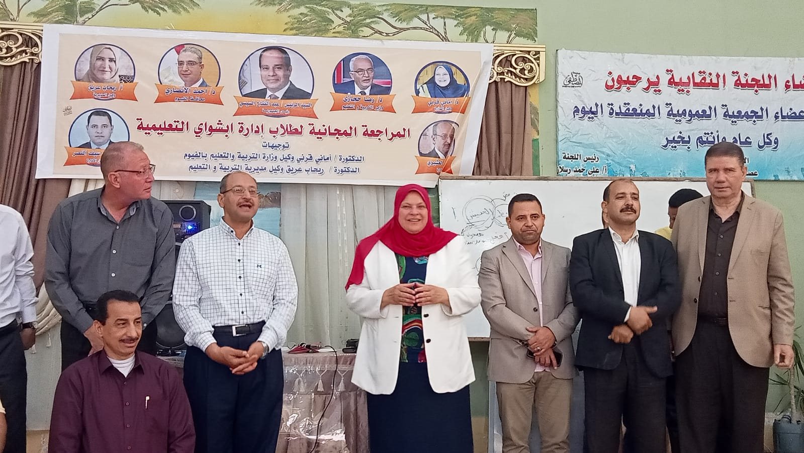 وكيل زارة التعليم اثناء تقدها المجموعات الدراسية
