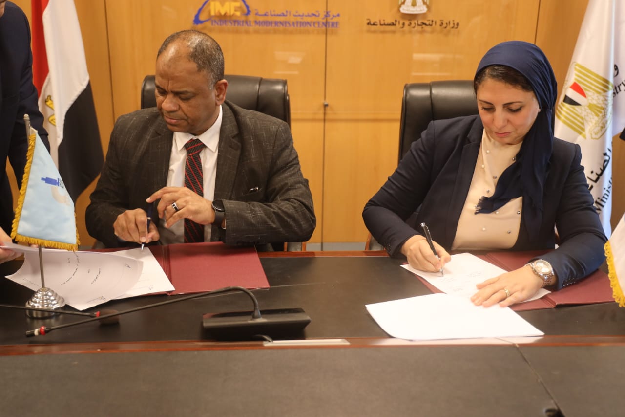 جانب من التوقيع 