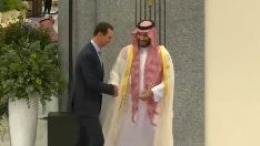  لحظة استقبال ولي العهد السعودي لـ الرئيس السوري في مقر انعق