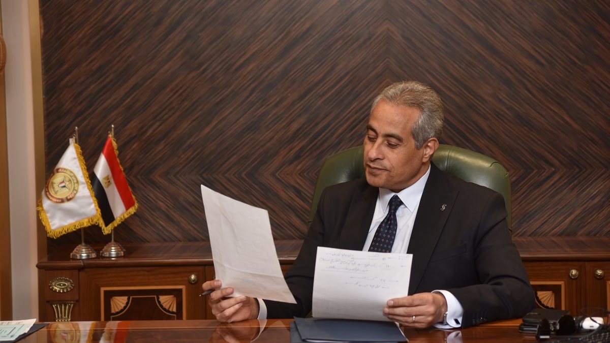 حسن شحاتة وزير القوي العاملة 