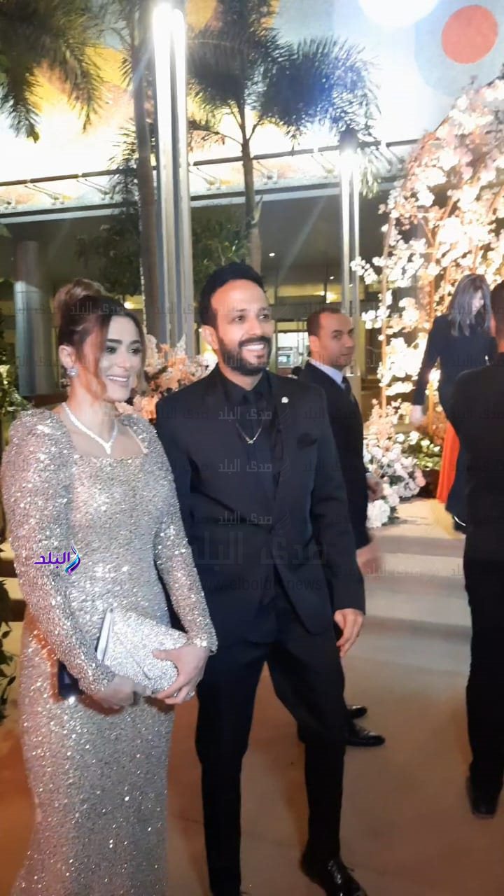 أحمد عصام مع زوجته