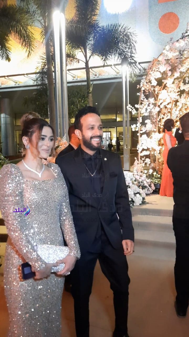 أحمد عصام مع زوجته