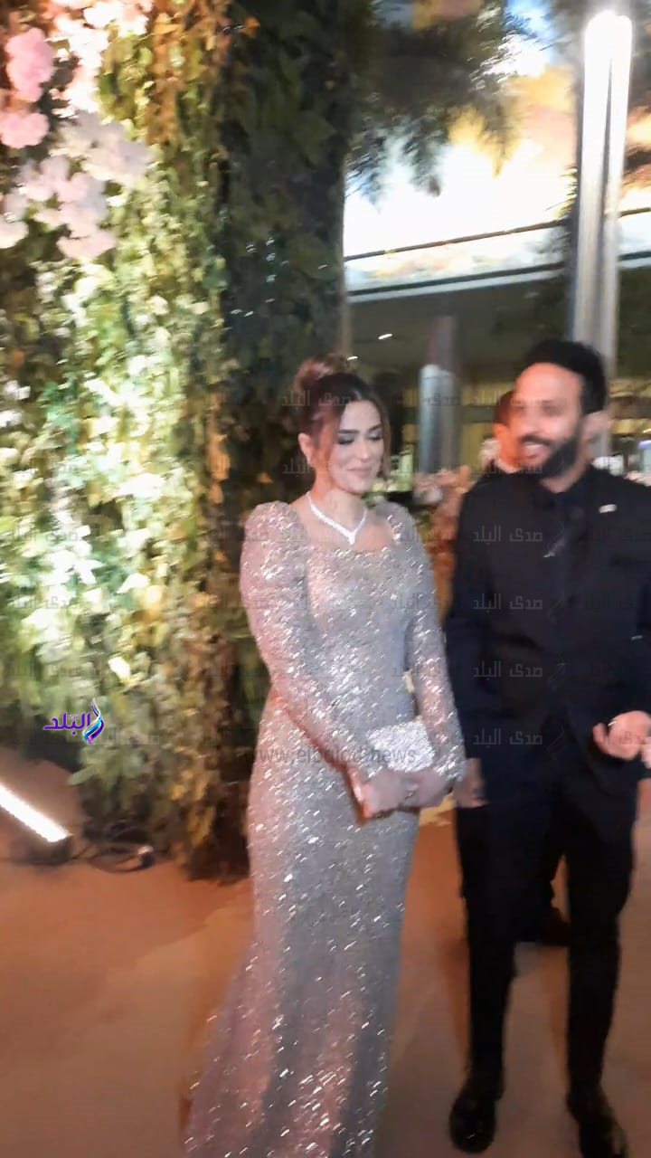 أحمد عصام مع زوجته