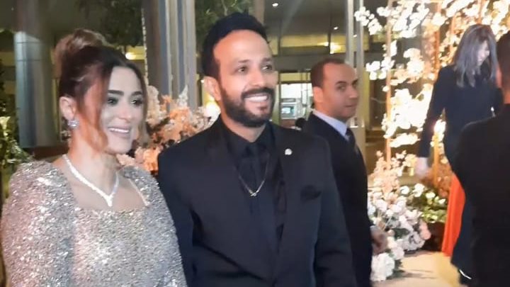 أحمد عصام مع زوجته