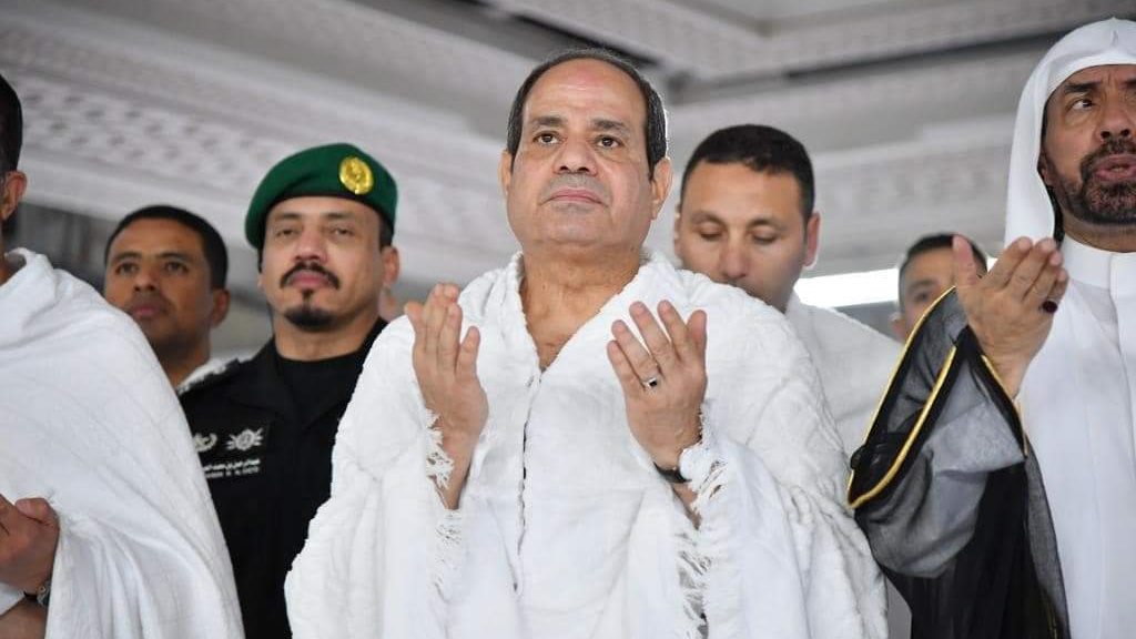 الرئيس السيسي يؤدي مناسك العمرة 