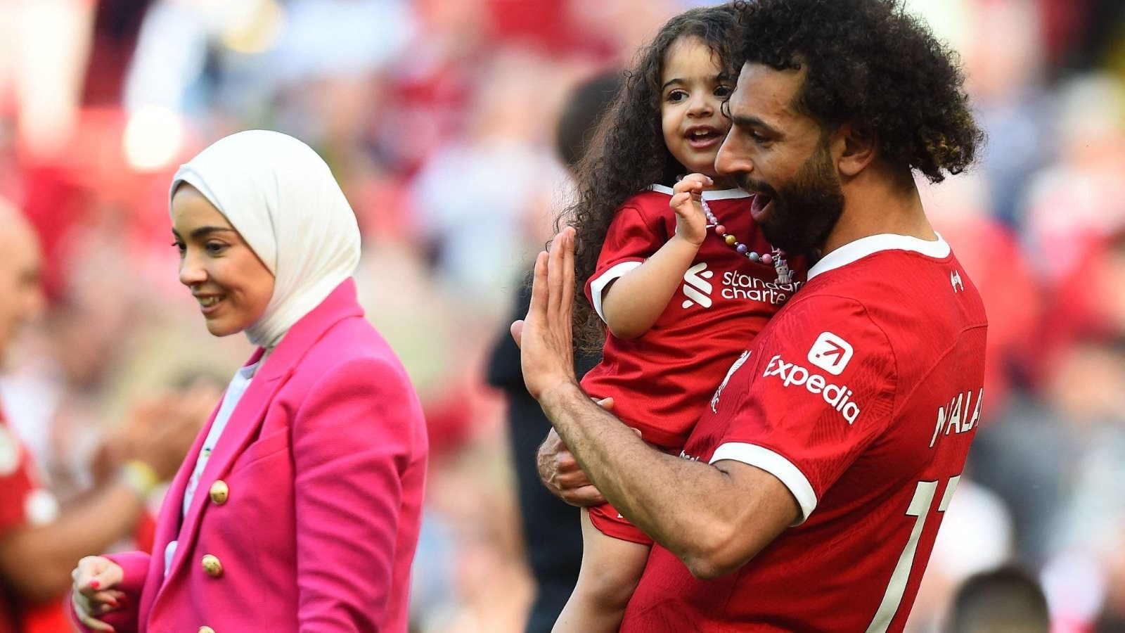 محمد صلاح وأسرتة