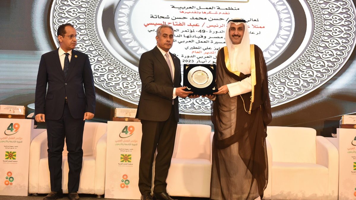 العمل العربية تهدي الوزير حسن شحاتة درع المنظمة 