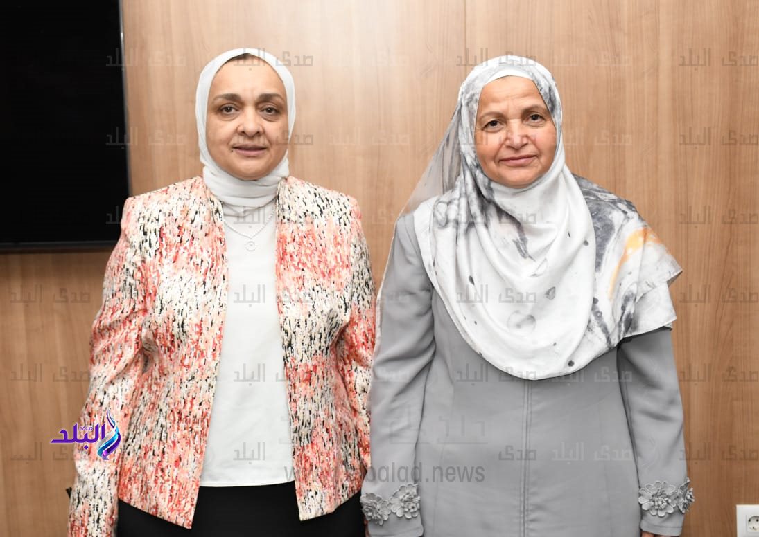 نائب رئيس جامعة عين شمس يكرم القائمين على قسم القلب خلال مجلس الدراسات العليا.jpg3