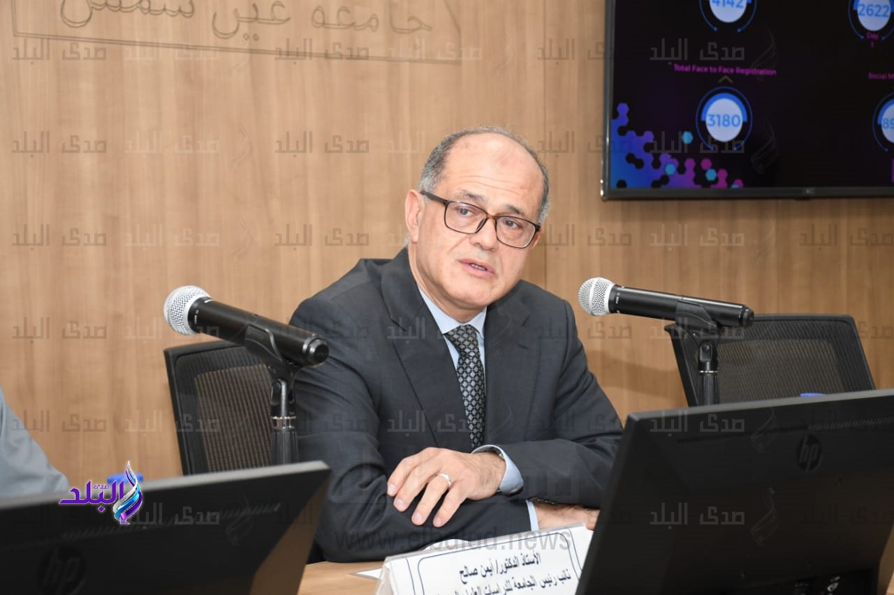 نائب رئيس جامعة عين شمس يكرم القائمين على قسم القلب خلال مجلس الدراسات العليا.jpg2