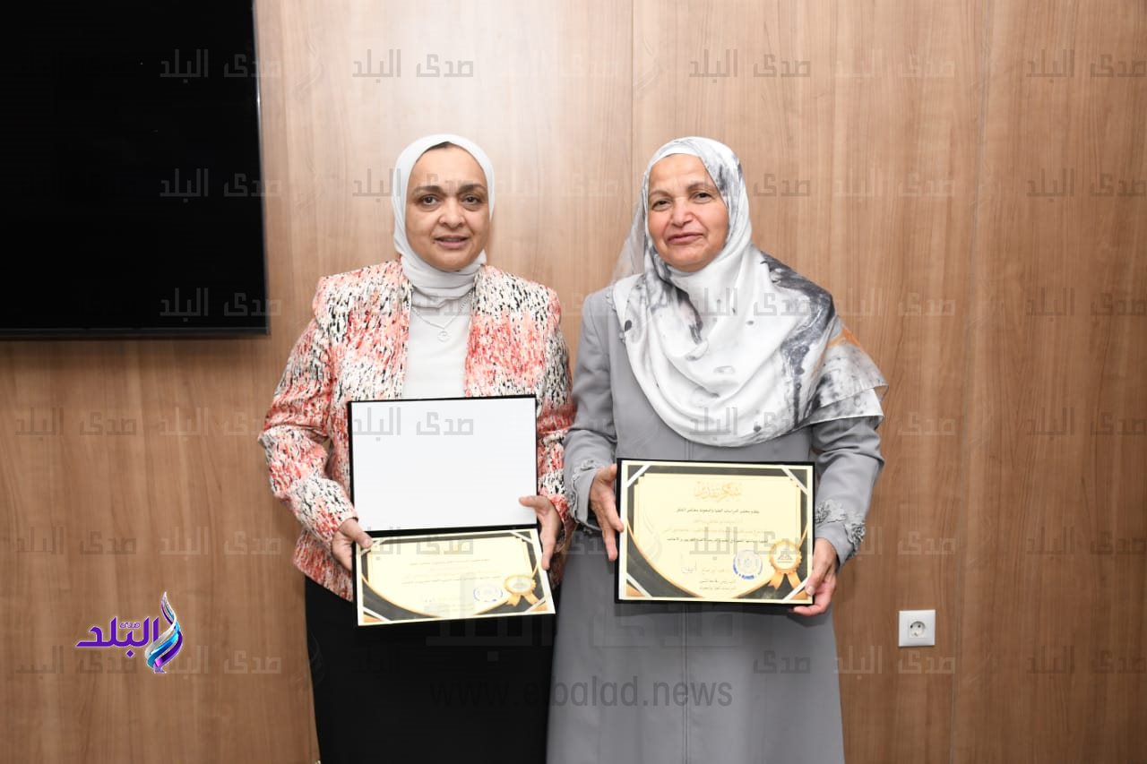 نائب رئيس جامعة عين شمس يكرم القائمين على قسم القلب خلال مجلس الدراسات العليا