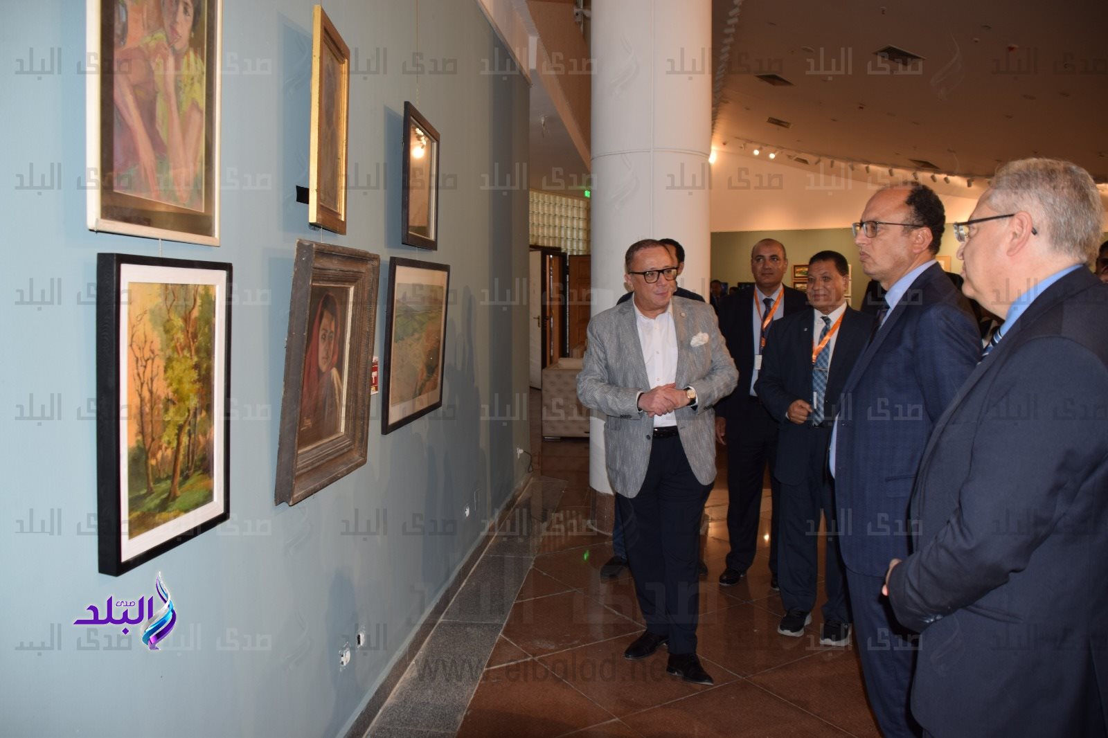 رئيس جامعة حلوان يفتتح معرض رحلة فن للفنان ناجي شاكر1