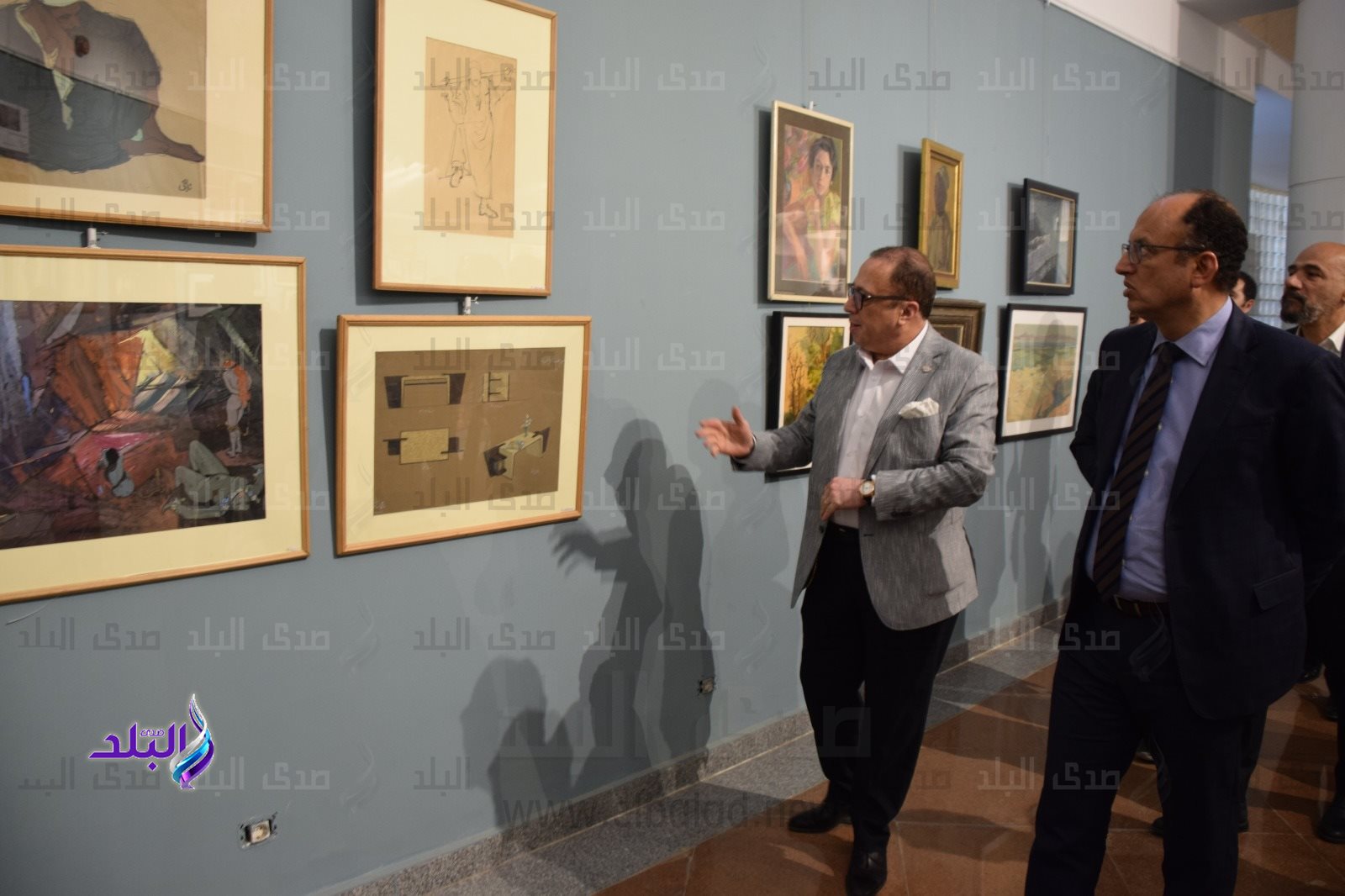 رئيس جامعة حلوان يفتتح معرض رحلة فن للفنان ناجي شاكر2