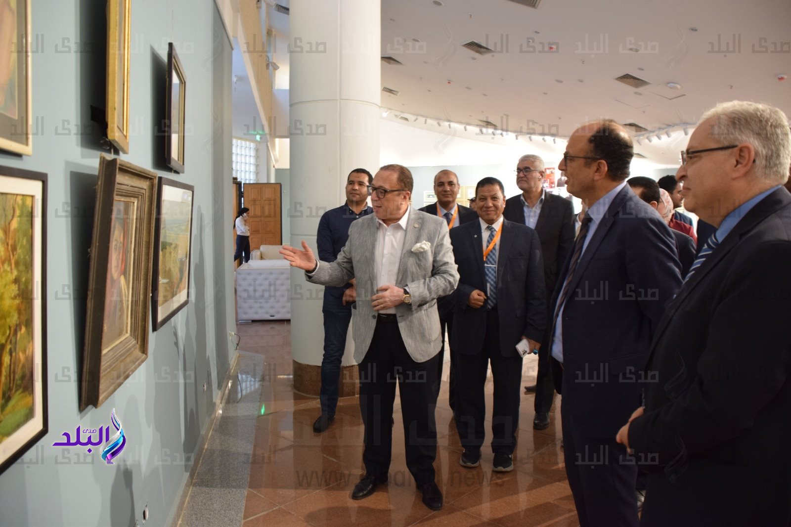 رئيس جامعة حلوان يفتتح معرض رحلة فن للفنان ناجي شاكر3