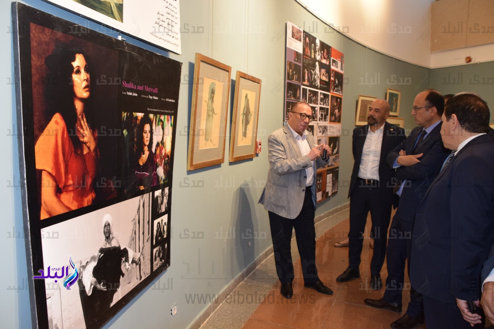 رئيس جامعة حلوان يفتتح معرض رحلة فن للفنان ناجي شاكر5