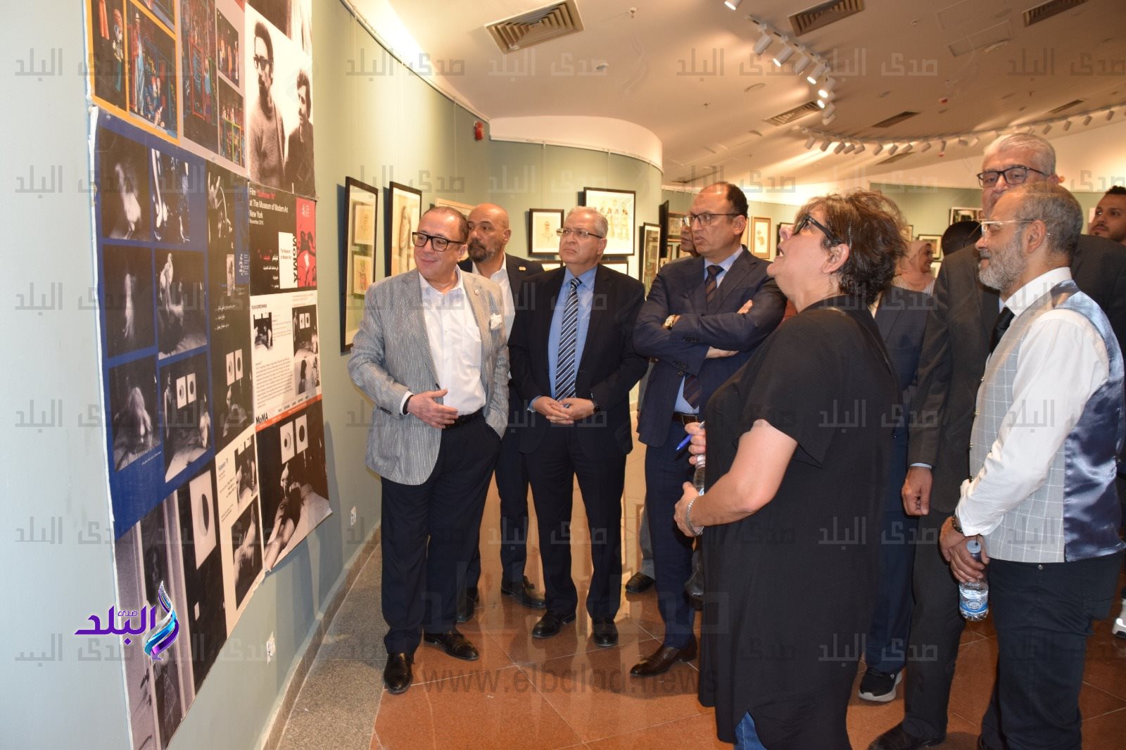 رئيس جامعة حلوان يفتتح معرض رحلة فن للفنان ناجي شاكر7