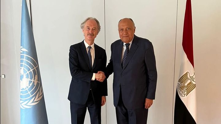 وزير الخارجية المصرية مع مبعوث الأمم المتحدة الخاص لسوريا