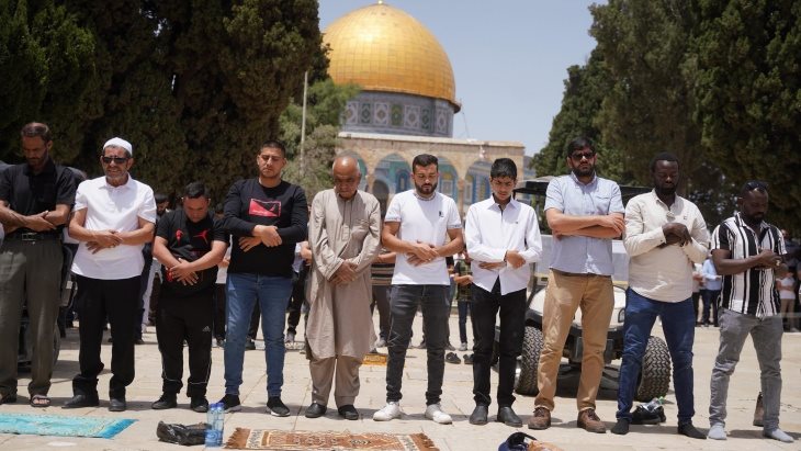 45 ألفا يؤدون صلاة الجمعة في المسجد الأقصى