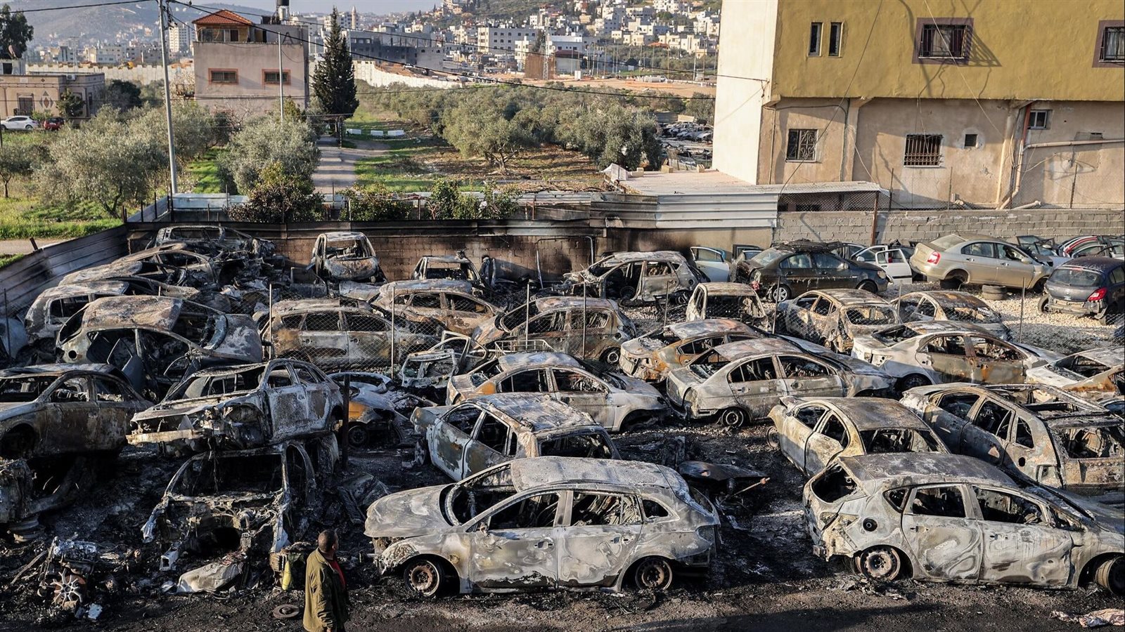 إصابة 4 فلسطينيين برصاص إسرائيلي ومستوطنون يحرقون 5 مركبات