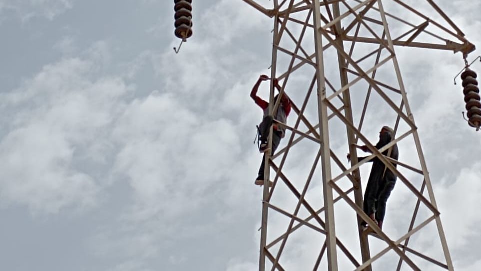 إصلاح برج الكهرباء بمدينة أبو سمبل السياحية 