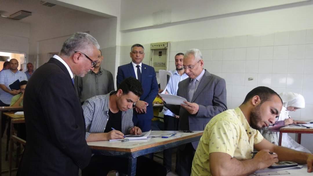 رئيس جامعة المنيا يتفقد الامتحانات 