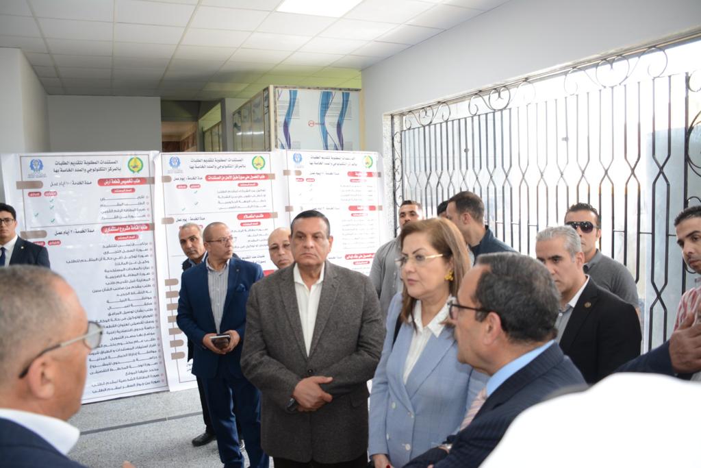 وزير التنمية المحلية يفتتح مركز تراخيص وزير التنمية المحلية يفتتح مركز تراخيص